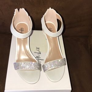 NIB Gorgeous Style & co white silver dress sandals